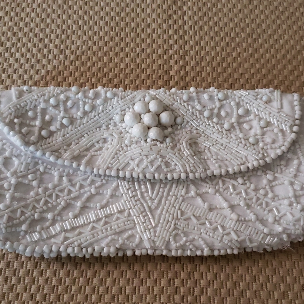 🌲Accessorize embellished clutch